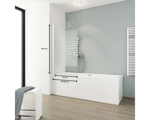 Badezimmer mit Badewanne und Duschabtrennung aus Glas mit horizontalen Streifen und Größenangaben