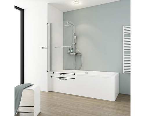 Bad mit Badewannenaufsatz, Duscharmatur und Maßangaben.