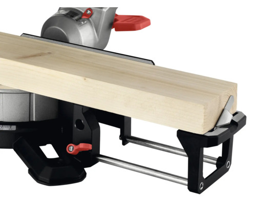 Kapp- und Gehrungssäge mit Holzwerkstück.