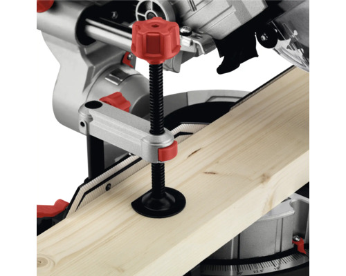 Kapp- und Gehrungssäge mit Holzwerkstück und Schraubzwinge