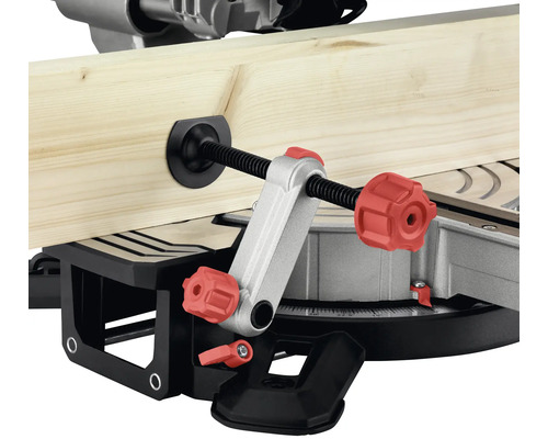 Werkstückspannung an einer Kappsäge mit einem Holzstück fixiert.