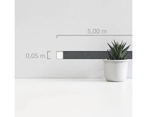 Abmessungen eines Teppichs: 5,00 Meter Länge und 0,05 Meter Breite.