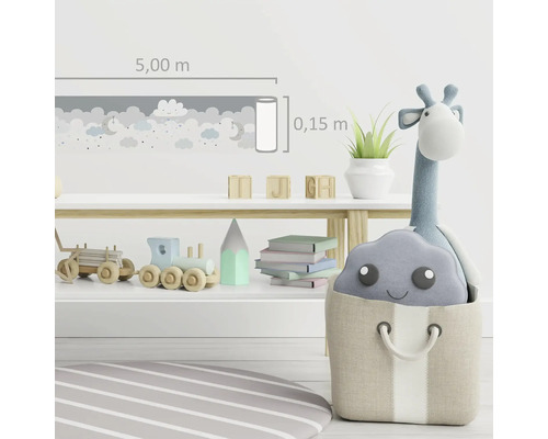 Kinderzimmer mit Wolkenbordüre, Spielzeug und Dekoration