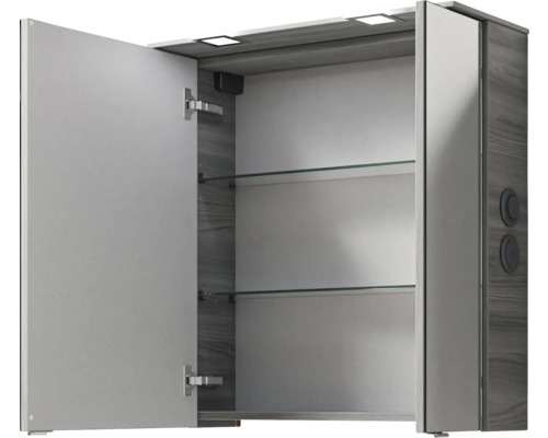 Geöffneter Spiegelschrank mit Glasböden und Beleuchtung