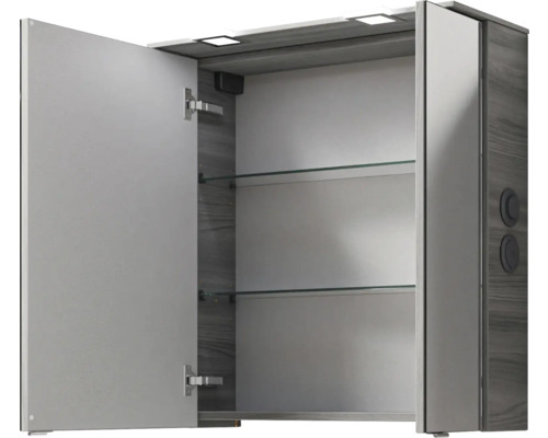 Geöffneter Spiegelschrank mit Glaseinlegeböden