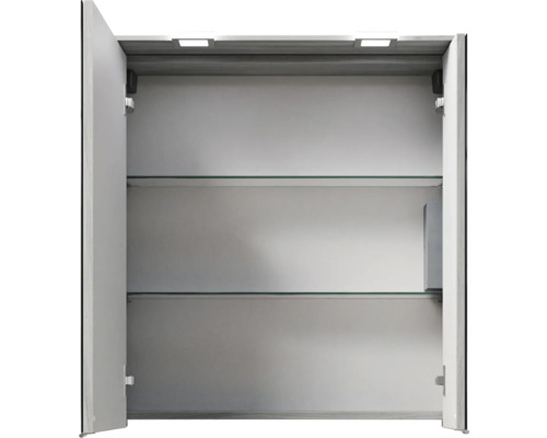 Geöffneter Spiegelschrank mit Glasböden und Beleuchtung für das Badezimmer