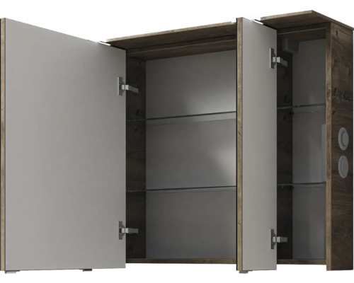 Geöffneter Spiegelschrank mit Glasablagen und Holzstruktur