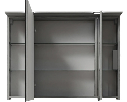 Offener Badezimmerschrank mit Glasablagen zur Aufbewahrung