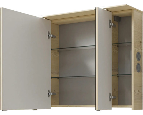 Geöffneter Spiegelschrank mit Holzelementen und Glasböden