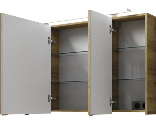 Geöffneter Spiegelschrank mit Glasböden und Beleuchtung