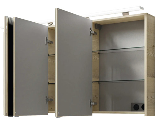 Badezimmerszene mit offenem Spiegelschrank und Glasregalen
