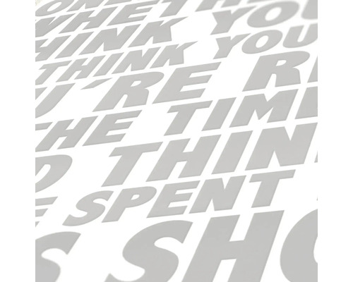 Abstrakter Hintergrund mit sich wiederholenden Schriftzügen.