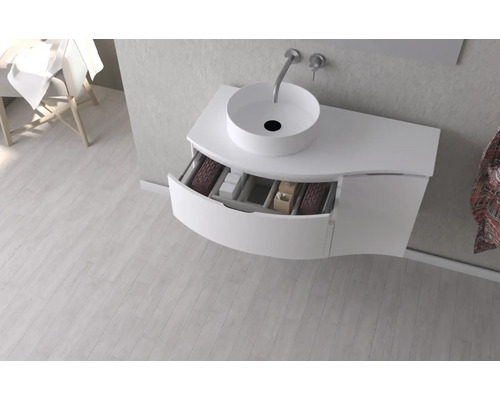 Modernes Badezimmer mit weißem Waschtisch und offenem Schubladenelement zur Aufbewahrung