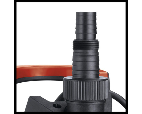 Detailansicht eines Pumpenanschlusses für Gartenschläuche