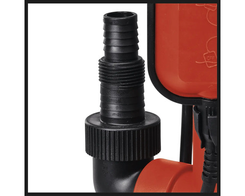 Detailansicht einer Wasserpumpe mit Schlauchanschluss