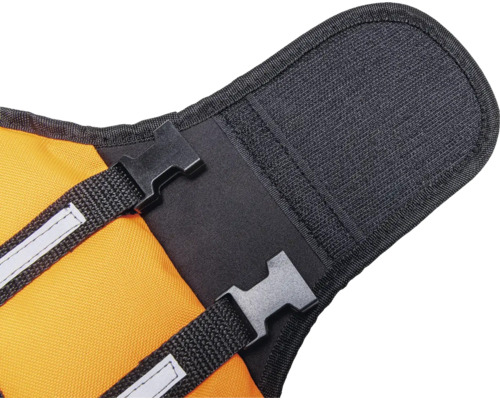 Detail einer Schwimmweste mit Schnallen und Gurtband