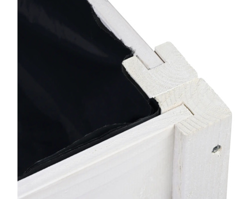 Detailansicht eines Hochbeets mit Folie und Holzrahmen