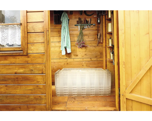 Holzschuppen mit Werkzeugen und durchsichtigen Aufbewahrungsboxen