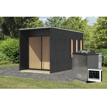 Moderne Gartensauna aus Holz mit Saunaofen auf Rasen
