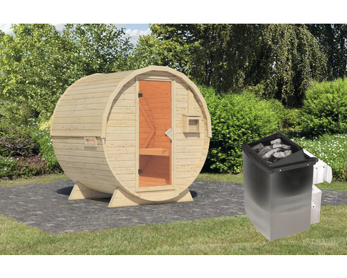 Fasssauna aus Holz mit Saunaofen im Garten