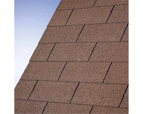 Nahaufnahme von braunen Bitumenschindeln auf einem Dach