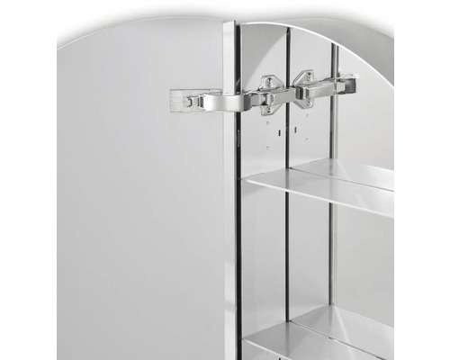 Detailaufnahme eines geöffneten Spiegelschranks mit Regalböden und Scharnieren