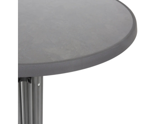 Detailansicht einer runden Tischplatte mit Tischbein