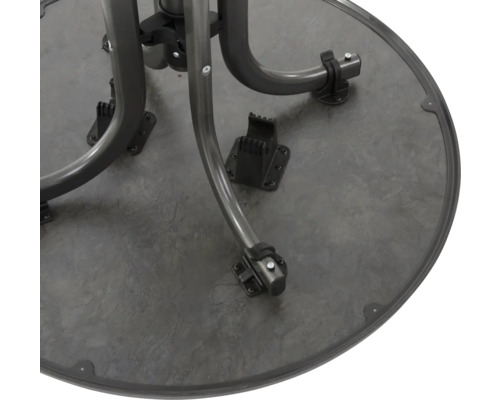 Detailansicht eines runden Gartentisches mit Metallgestell