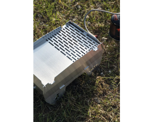 Edelstahl Gaskocher mit Grillplatte auf Gras