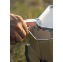 Detailansicht eines tragbaren Grills mit Griff