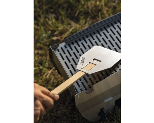 Schottis Spatenwender mit Holzgriff neben Grill