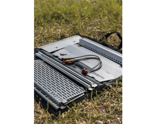 Skotti Grill Einzelteile auf Gras ausgebreitet