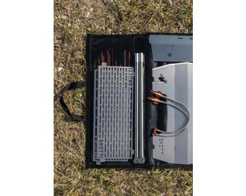 Zerlegbarer Grill aus Metall mit Tragetasche auf Gras