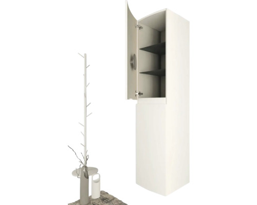 Badezimmerschrank mit offener Tür und Ablagen sowie Kleiderständer