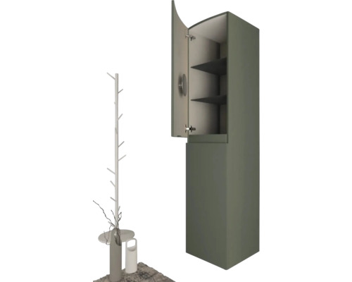 Hochschrank mit offener Tür und Regalbrettern neben einem Garderobenständer