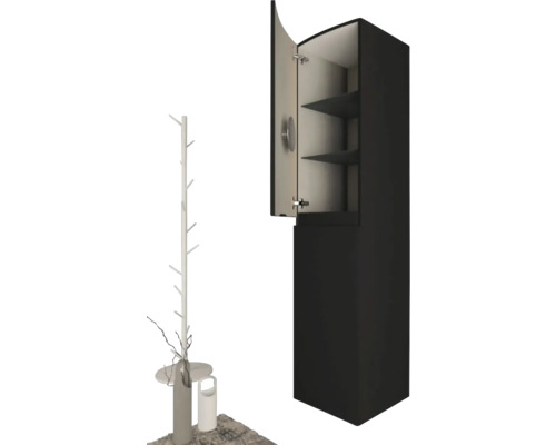 Szene mit Hochschrank mit Regalen und Garderobenständer