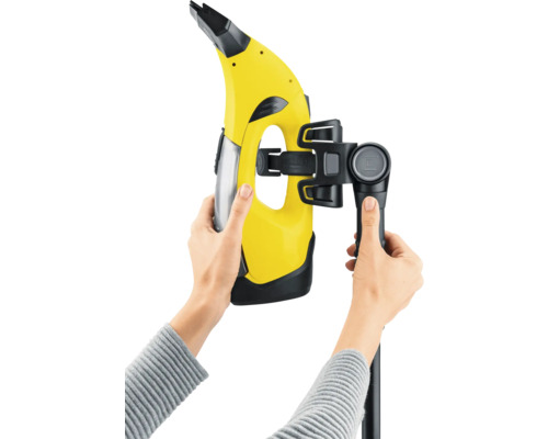 Fenstersauger mit Stiel in Händen