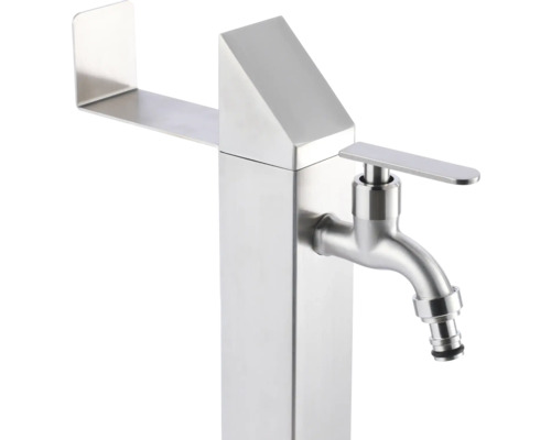 Gartenzapfstelle aus Metall mit Wasserhahn und Ablage