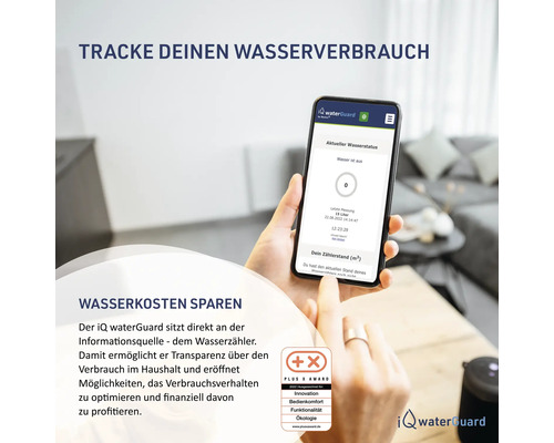 Person hält ein Smartphone mit der iQ waterGuard App zur Wasserverbrauchskontrolle in der Hand