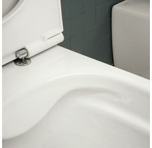 Detailansicht einer weißen Toilette mit Toilettendeckel