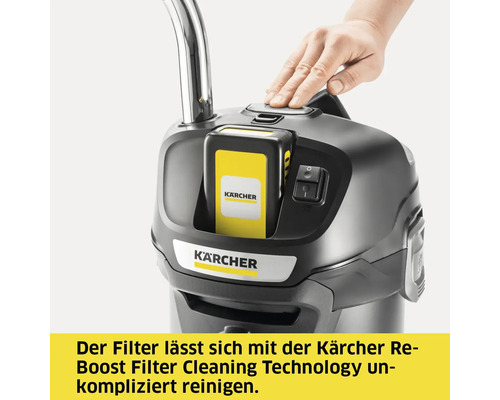 Detailansicht eines Kärcher Staubsaugers mit Filter und bedienender Hand