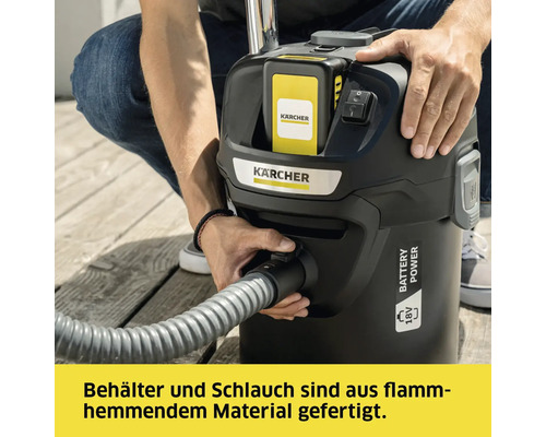 Aufsicht einer Person, die einen Kärcher Akku-Mehrzwecksauger mit einem 18-Volt-Akku bedient