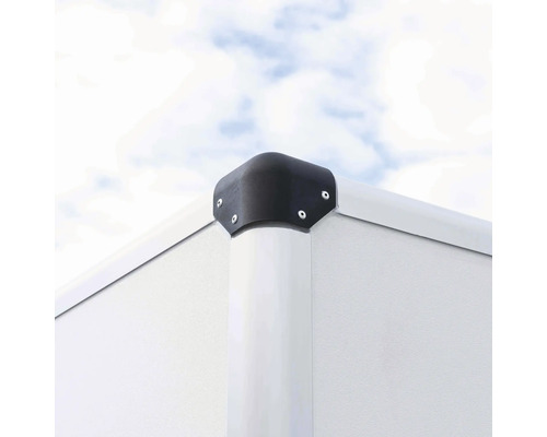 Detailansicht einer Anhängerecke mit schwarzem Eckenschutz