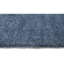 Detailansicht eines blauen Teppichs mit hohem Flor