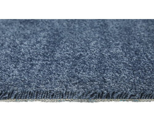 Detailansicht eines blauen Teppichs mit hohem Flor
