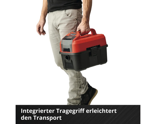 Person trägt einen Nass Trockensauger mit Tragegriff.