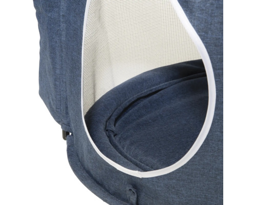 Detailansicht eines Kinderwagens mit Bezug und Netz