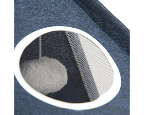 Detailansicht eines Katzenzeltes mit Spielzeugball