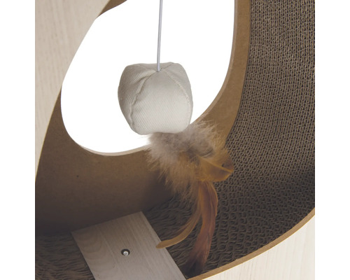 Detailansicht eines Katzenkratzbaums mit Spielzeugball und Federn