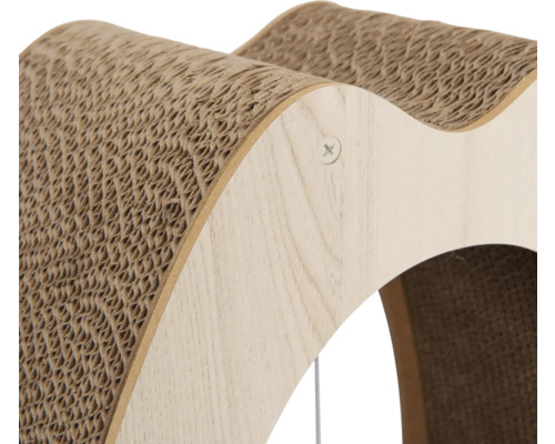 Detailansicht eines Kratzmöbels aus Pappe und Holz